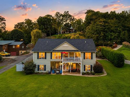 LKJ - Lakefront Home, Hot tub, Fire Pit, Games and Movie Room! in Marion (NC)