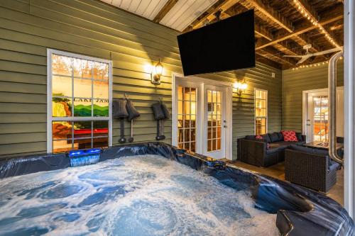 LKJ - Lakefront Home, Hot tub, Fire Pit, Games and Movie Room! in Marion (NC)