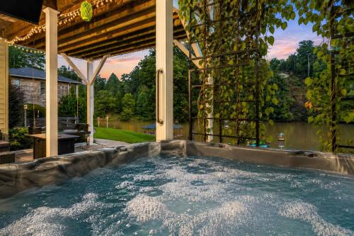 LKJ - Lakefront Home, Hot tub, Fire Pit, Games and Movie Room! in Marion (NC)