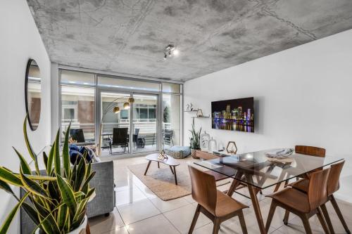 Modern Midtown Loft and Pool, Gym and Walk Everywhere in Watson Island