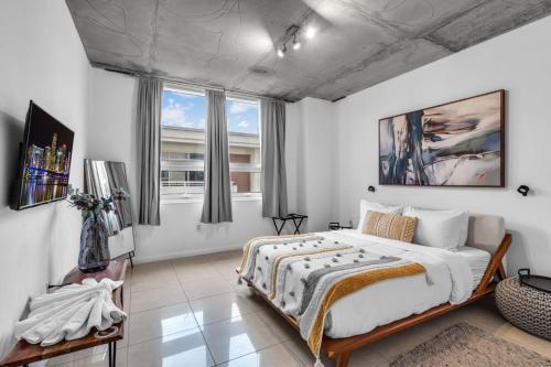 Modern Midtown Loft and Pool, Gym and Walk Everywhere in Watson Island
