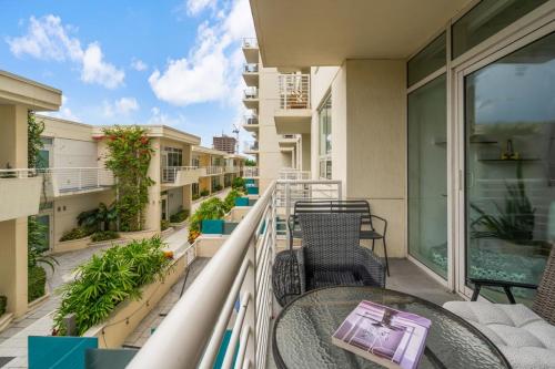 Modern Midtown Loft and Pool, Gym and Walk Everywhere in Watson Island