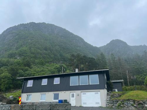 Fin leilighet med fjord utsikt in Ούλστεινβικ