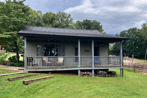 . 5 Mi to Downtown Morganton: Cabin on Horse Farm