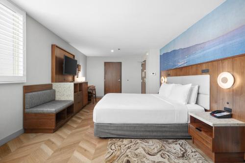 Gateway Hotel Santa Monica Room Type - King Room with Roll-In Shower - Disability Access