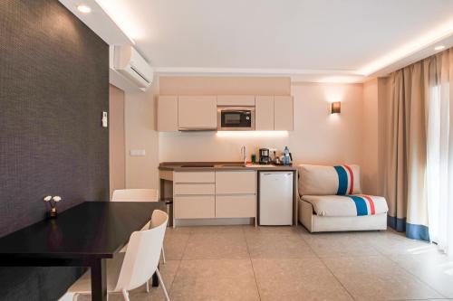 Posidonia Aparthotel - image 5
