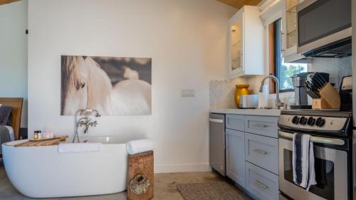 Удобства, Cocavin Carriage House by AvantStay in Adelaida