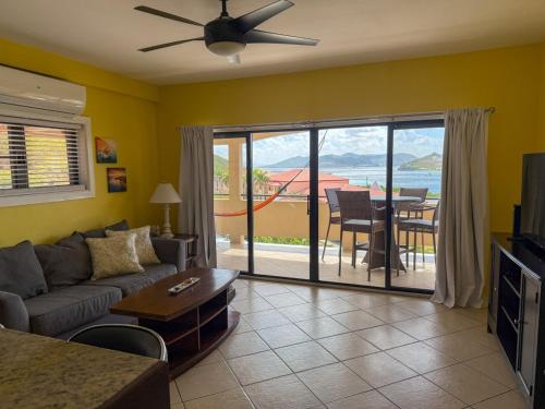 Rodyti, Red Hook Retreat with Stunning Ocean Views in Red Hook
