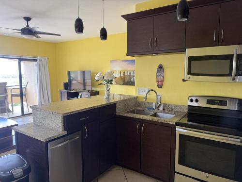 virtuvė, Red Hook Retreat with Stunning Ocean Views in Red Hook
