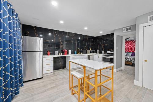 Inviting 2BR Home with Pool & Free Park in Houston