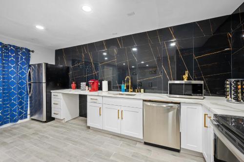 Inviting 2BR Home with Pool & Free Park in Houston