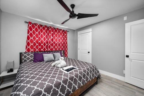 Inviting 2BR Home with Pool & Free Park in Houston