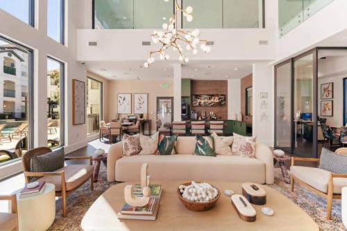 Luxury 2BR in River Oaks Pool, Gym & Parking in Houston