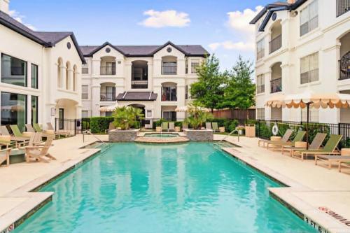 Luxury 2BR in River Oaks Pool, Gym & Parking in Houston