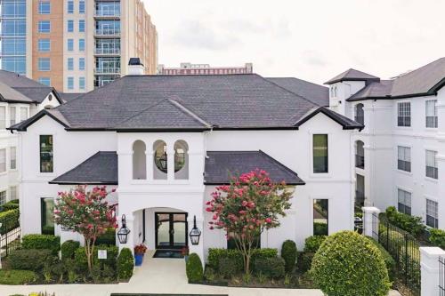 Luxury 2BR in River Oaks Pool, Gym & Parking in Houston