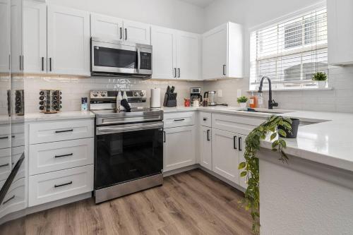 Luxury 2BR in River Oaks Pool, Gym & Parking in Houston
