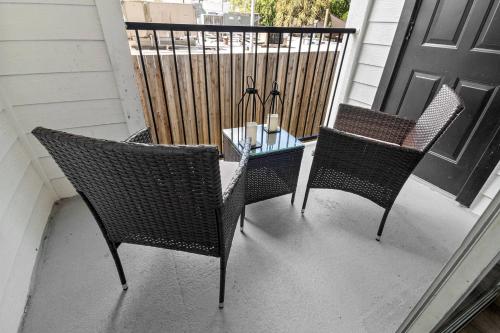 Luxury 2BR in River Oaks Pool, Gym & Parking in Houston