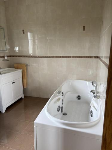 Home in Killarney - 6 Bedrooms, Beautiful Home! in Muckross