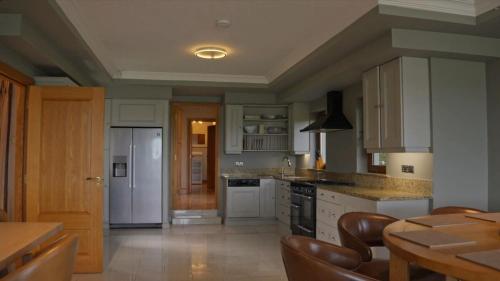 Home in Killarney - 6 Bedrooms, Beautiful Home! in Muckross