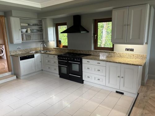 Home in Killarney - 6 Bedrooms, Beautiful Home! in Muckross