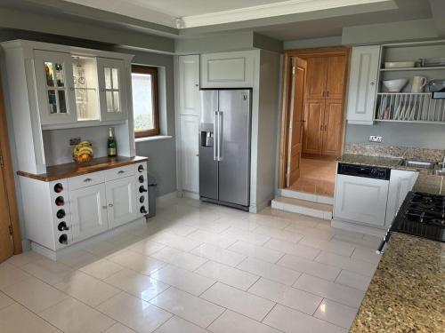 Home in Killarney - 6 Bedrooms, Beautiful Home! in Muckross