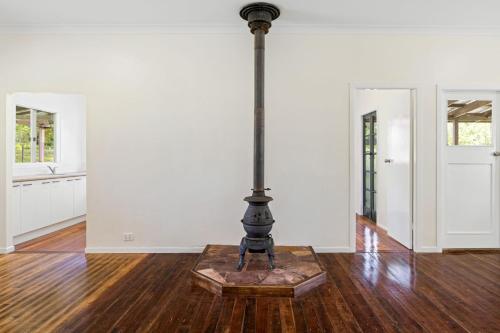 Large Luxury Farmhouse - 3 Bedroom Acreage Escape - The Wildernest in Coffee Camp