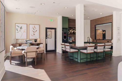 Near NRG Stadium & DT Pool & Gym, Free Parking in Houston