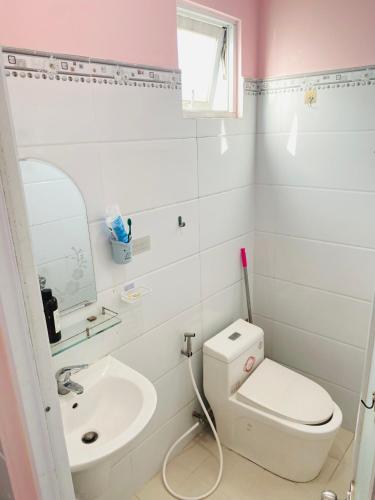 Phòng máy lạnh Trinh Nguyên Homestay có cửa sổ và máy giặt gần làng Đại học - image 4