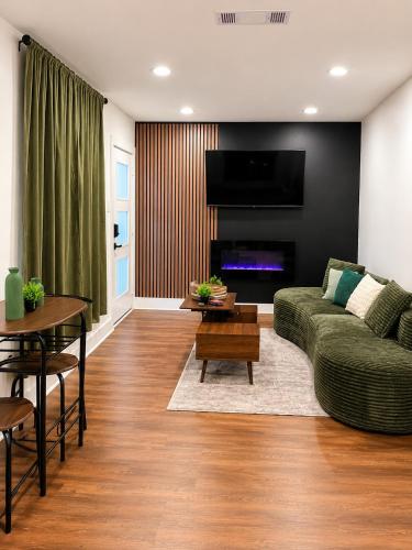 Gastenkamer, Cozy 1BR - Sleeps 4 - Walk to Downtown - Free Parking in East Dallas