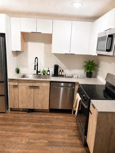 keuken, Cozy 1BR - Sleeps 4 - Walk to Downtown - Free Parking in East Dallas