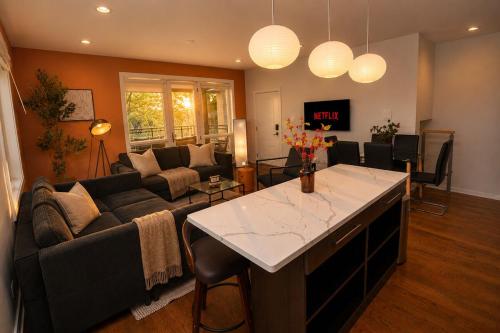 Little Italy 5BR Stay with Optional Parking near 311 South Wacker Drive Chicago