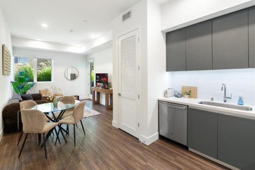 Elegant Hollywood 1BD Pool, Parking, Gym