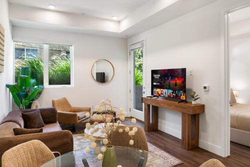 Elegant Hollywood 1BD Pool, Parking, Gym