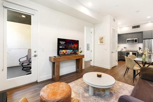 Elegant Hollywood 1BD Pool, Parking, Gym