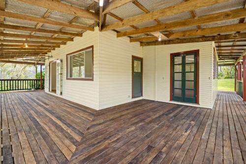 Erkély/terasz, Large Luxury Farmhouse - 3 Bedroom Acreage Escape - The Wildernest in Coffee Camp