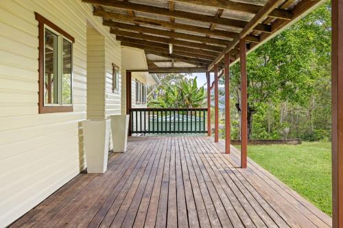 Erkély/terasz, Large Luxury Farmhouse - 3 Bedroom Acreage Escape - The Wildernest in Coffee Camp