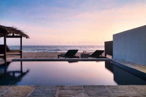Blue Parrot Beach Villa with privat swimming pool