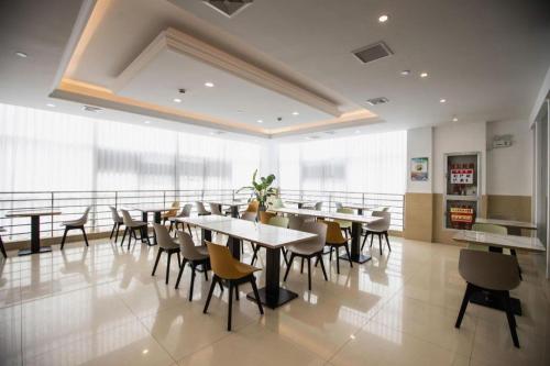 กรีนทรี อินน์ โจวซาน นิวทาวน์ โฮเต็ล (GreenTree Inn Zhoushan New Town Hotel) in โจวซาน