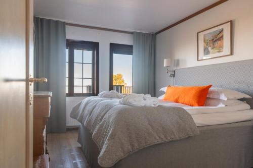 1 queen bed, 2 sofa beds