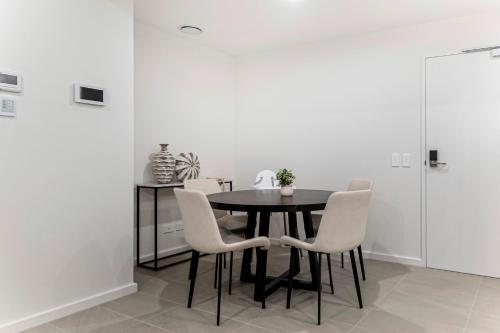 Restaurant, Modern 2BR Free parking near Olympic park in Dundas Valley