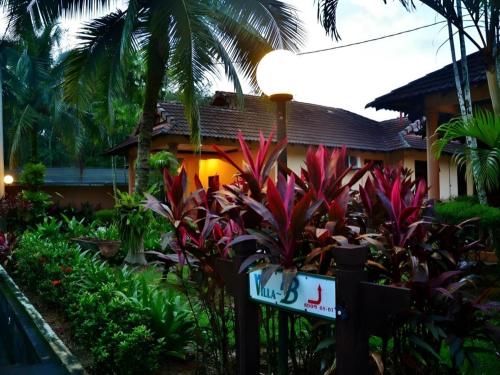 Six Villa Inn in Paka