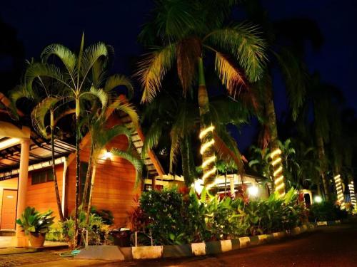 Six Villa Inn in Paka