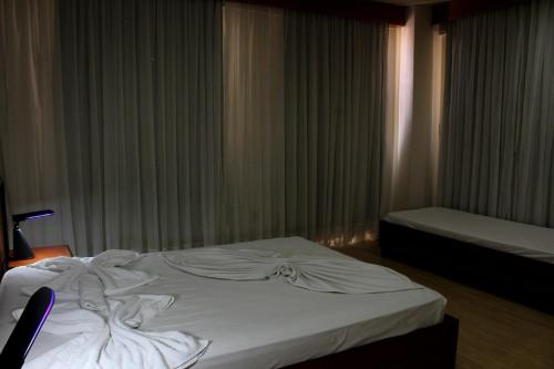 1 double bed, 2 twin beds