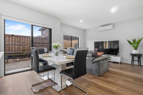 Shared lounge/TV area, Manor Lakes Luxe in Manor Lakes