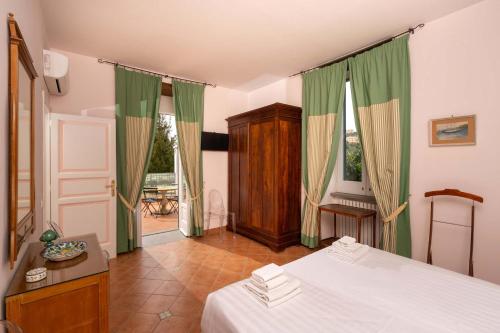 Antique Villa Lucia by Feeling Italy in Town Center with Pool Sea Views and Daily Housekeeping - image 4