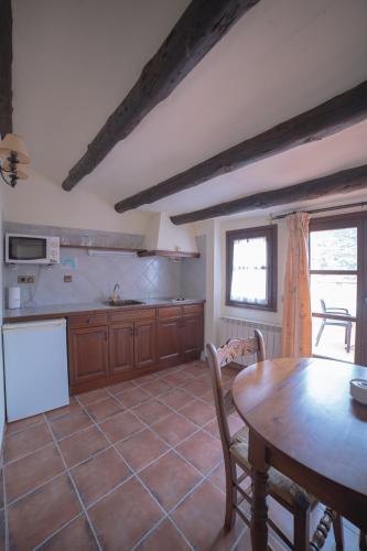 virtuve, APARTAMENTOS DON IÑIGO de ARAGON (APARTAMENTOS DON INIGO de ARAGON) in Cuevas de Cañart