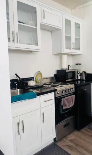 Sunset & La brea studio!! Best location ever - image 5