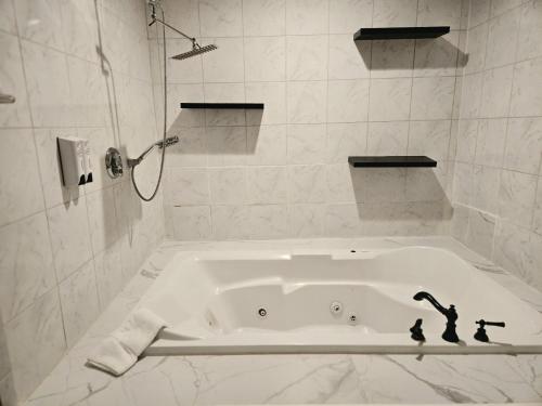 حمام, Red Roof Inn & Suites Hinesville in هينيسفيل