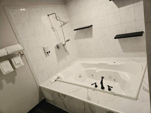 حمام, Red Roof Inn & Suites Hinesville in هينيسفيل