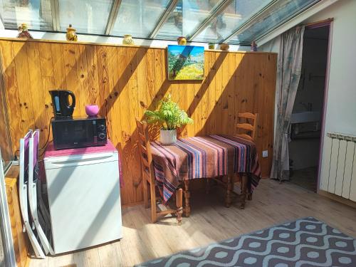 Chambre deux personnes et un bébé (Chambre deux personnes et un bebe) in Belesta